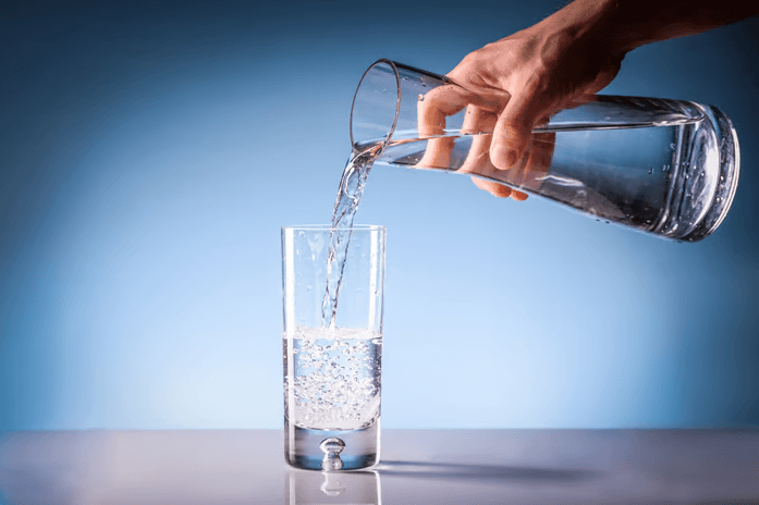 Eau pure versee dans un verre